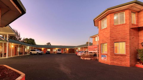 Across Country Motor Inn & Cottages - Tourism Canberra 0