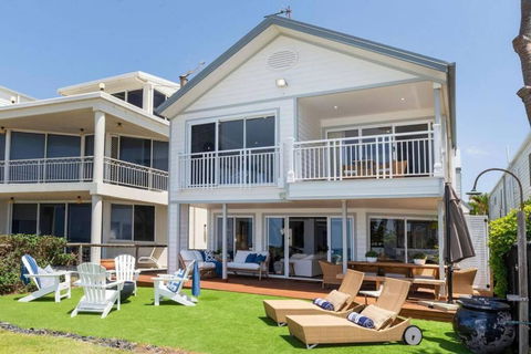 Absolute Beachfront Family Size Home - Tourism Canberra 1