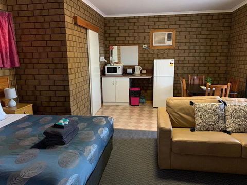Airport Whyalla Motel - Tourism Canberra 4