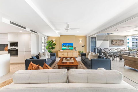 Alex Beach House, 100 Steps To The Sand, With Ocean Views - Tourism Canberra 3