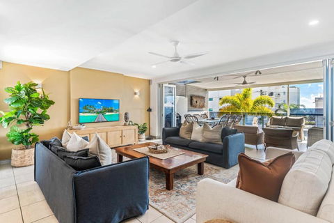 Alex Beach House, 100 Steps To The Sand, With Ocean Views - Tourism Canberra 4