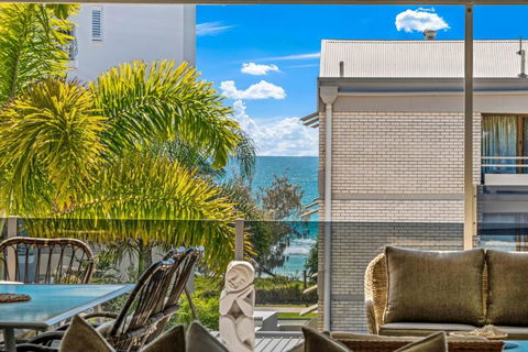 Alex Beach House, 100 Steps To The Sand, With Ocean Views - Tourism Canberra 0