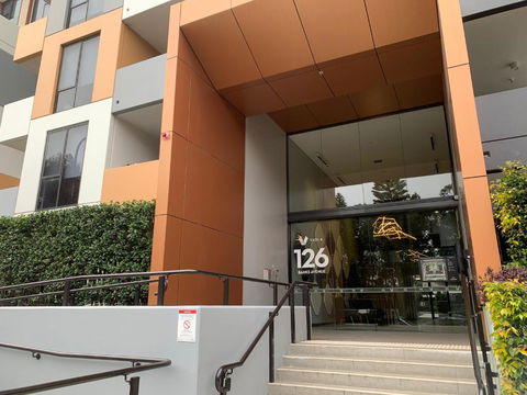 Amazing 1 Bedroom Apt With Large Living & Extra Sleeping Space -up To 5 Ppl Plus Gym Jacuzzi Spa Pool Sauna And Garden With BBQ - Tourism Canberra 3