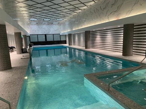Amazing 1 Bedroom Apt With Large Living & Extra Sleeping Space -up To 5 Ppl Plus Gym Jacuzzi Spa Pool Sauna And Garden With BBQ - Tourism Canberra 2