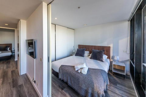 Aura2107, 2 Bedroom Apartment With Balcony, Stunning Yarra River And City Views - Tourism Canberra 4