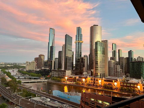 Aura2107, 2 Bedroom Apartment With Balcony, Stunning Yarra River And City Views - Tourism Canberra 2