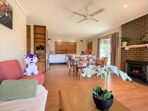 Apollo Bay Holiday House - Tourism Canberra 0