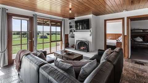 Apollo Bay Cottages- Sabine - Tourism Canberra 0