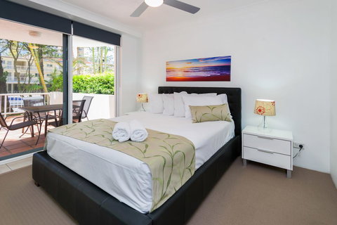 The Ritz Resort Heated Pool - Tourism Canberra 8