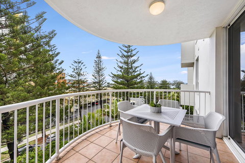 The Ritz Resort Heated Pool - Tourism Canberra 16