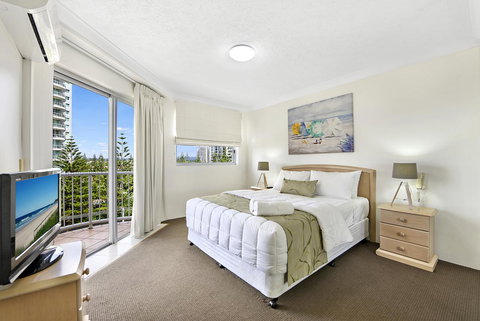 The Ritz Resort Heated Pool - Tourism Canberra 12