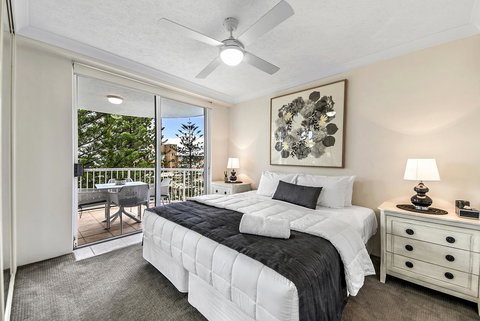 The Ritz Resort Heated Pool - Tourism Canberra 17