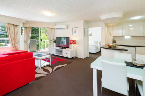 The Ritz Resort Heated Pool - Tourism Canberra 3