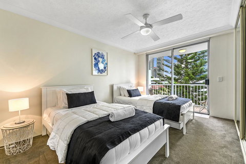 The Ritz Resort Heated Pool - Tourism Canberra 15