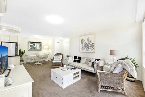 The Ritz Resort Heated Pool - Tourism Canberra 21