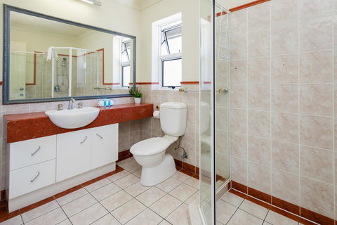 The Ritz Resort Heated Pool - Tourism Canberra 4