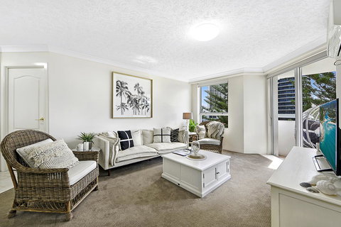 The Ritz Resort Heated Pool - Tourism Canberra 22