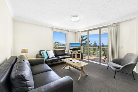 The Ritz Resort Heated Pool - Tourism Canberra 2