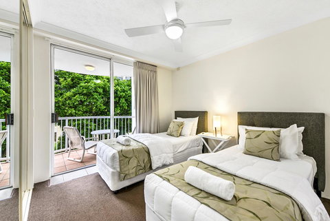 The Ritz Resort Heated Pool - Tourism Canberra 5