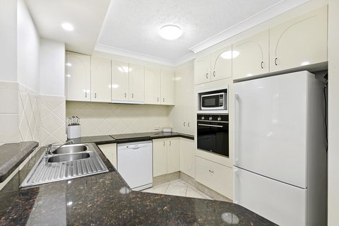 The Ritz Resort Heated Pool - Tourism Canberra 18