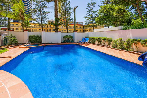The Ritz Resort Heated Pool - Tourism Canberra 27