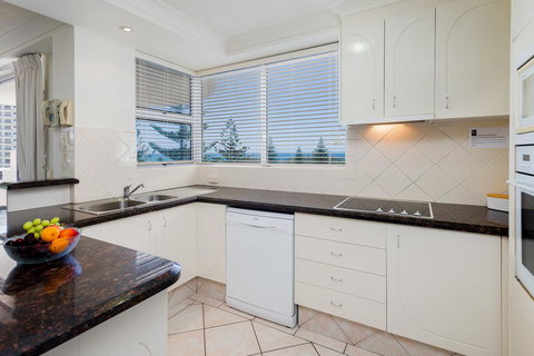 The Ritz Resort Heated Pool - Tourism Canberra 6