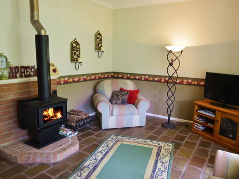 Apple Tree Cottage Montville - Tourism Canberra 4