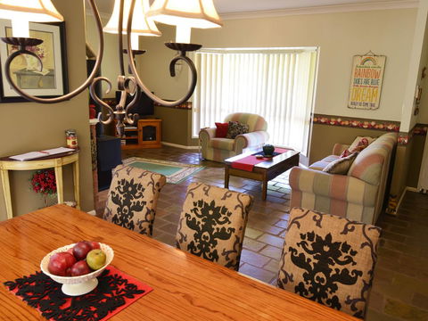 Apple Tree Cottage Montville - Tourism Canberra 5
