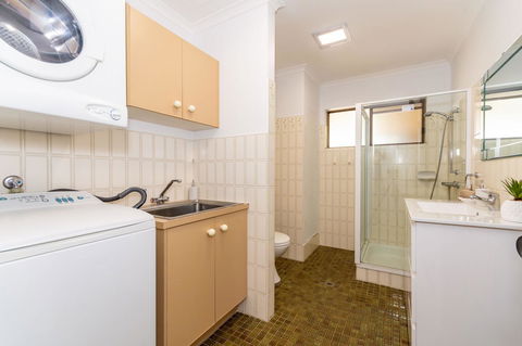 Spacious Family Unit With Incredible Views. - Tourism Canberra 13