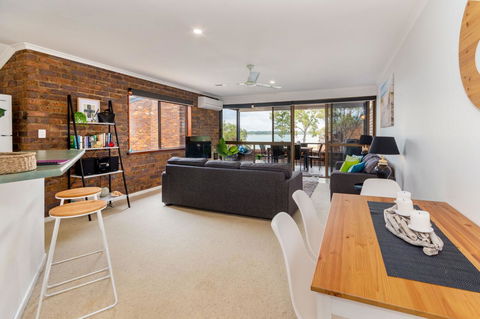 Spacious Family Unit With Incredible Views. - Tourism Canberra 12