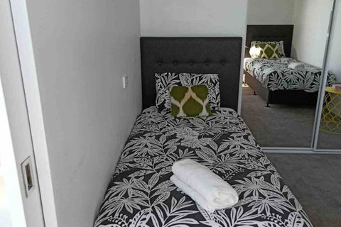 , Elsternwick, Impressive 2bed:carspot:15mins To CBD - Tourism Canberra 0