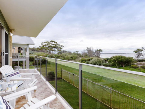 2 'The Helm' 22 Voyager Cl - Stunning Waterfront Unit With Air Conditioning - Tourism Canberra 0