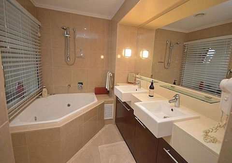 2 BDR/Apt/Foxtel/WiFi/Pool/parking/Spa/Hervey Bay - Tourism Canberra 2