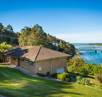 2 Water Crescent - Retro Haven - Tourism Canberra