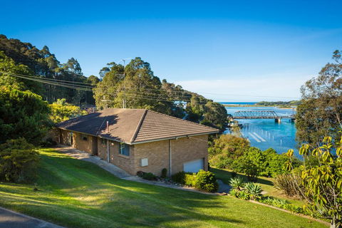 2 Water Crescent - Retro Haven - Tourism Canberra 0