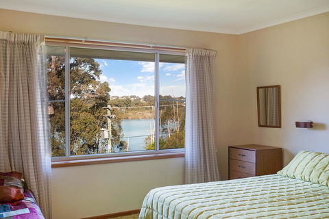 2 Water Crescent - Retro Haven - Tourism Canberra 3