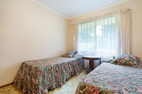 2 Water Crescent - Retro Haven - Tourism Canberra 1
