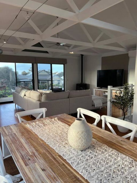 Beach House In Cowes - Tourism Canberra 1