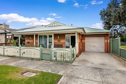 Beachside Retreat - Tourism Canberra 0