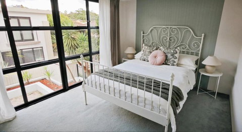 Brand New Furniture And Appliances In Quiet Street - Tourism Canberra 0