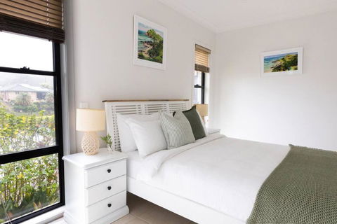 CABA17 - Waterfront Home With A Pool! - Tourism Canberra 3