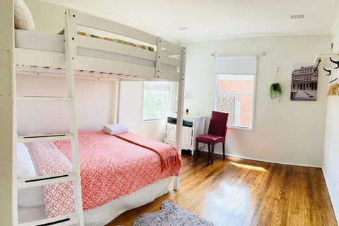 D122 Lovely London Home - Tourism Canberra 4