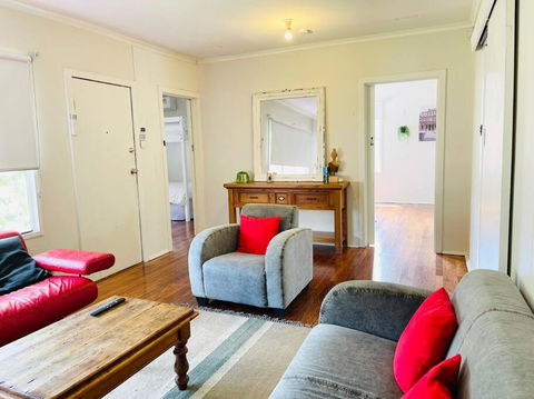 D122 Lovely London Home - Tourism Canberra 0