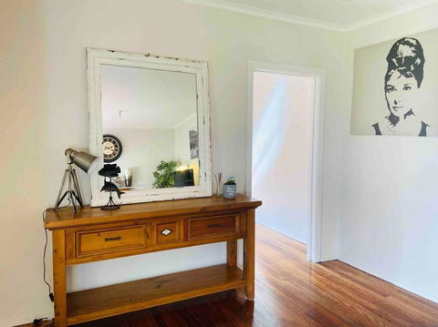 D122 Lovely London Home - Tourism Canberra 1