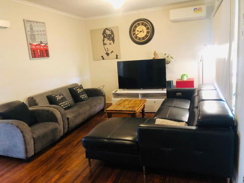 D122 Lovely London Home - Tourism Canberra 2