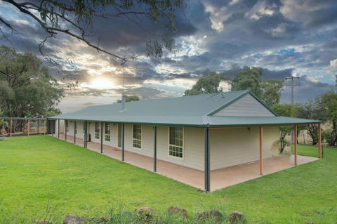 Darcy Brown House Modern Country Escape - Tourism Canberra 3