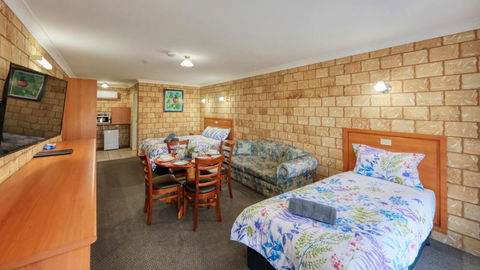 Darling River Motel - Tourism Canberra 0