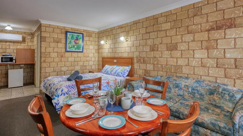 Darling River Motel - Tourism Canberra 1