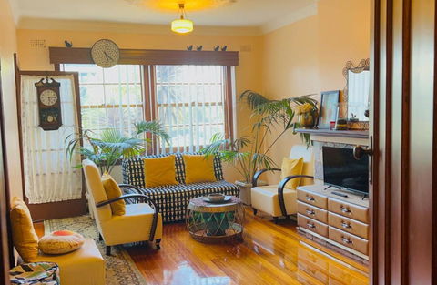 Deco Family House - Tourism Canberra 3