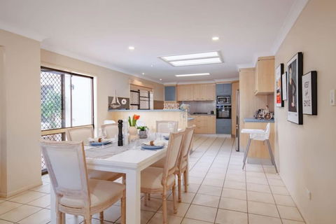 Decorated With Love 4BD Family House With Pool - Tourism Canberra 4